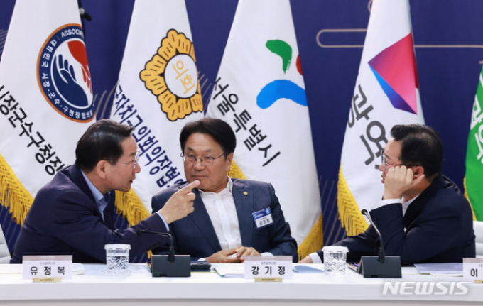 유정복 인천시장(왼쪽부터)과 강기정 광주시장, 이장우 대전시장이 25일 충남도청에서 열린 제7차 중앙지방협력회의에 앞서 대화하고 있다. /사진=뉴시스(대통령실통신사진기자단)