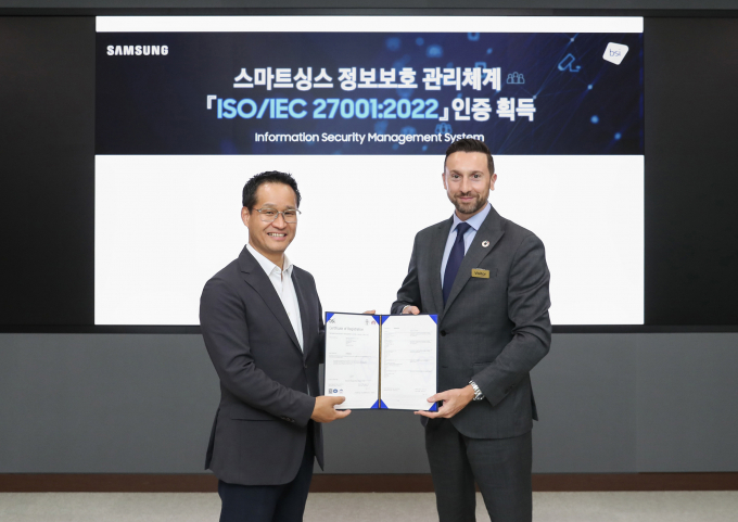 최승범 성전자 디지털플랫폼센터장(부사장, 왼쪽)과 해롤드 프라달 영국왕립표준협회 인증 서비스 부문장이 삼성전자 디지털시티에서 기념촬영을 하고 있다. / 사진=삼성전자 