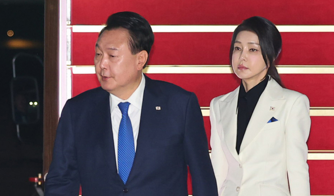법사위는 이날 국회에서 윤석열 대통령 탄핵 소추안 청원 관련 청문회를 진행한다. 사진은 지난 12일 북대서양조약기구(NATO·나토) 75주년 정상회의 등 미국 안보순방을 마치고 귀국, 성남 서울공항에 도착해 공군 1호기에서 내린 윤 대통령과 김건희 여사. /사진=뉴시스