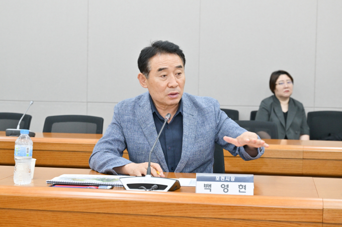 백영현 포천시장이 25일 시청에서 열린 태봉근린공원 조성사업 용역 착수보고회에서 사업에 대한 의견을 개진하고 있다. / 사진제공=포천시   
