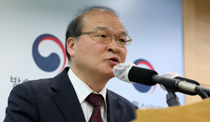 방송통신위원장 직무대행을 수행 중인 이상인 부위원장이 26일 야당의 탄핵소추안 발의에 표결이 이뤄지기 전 자진 사퇴했다. 사진은 지난 3월 경기 과천시 방송통신위원회에서 제14차 방송통신위원회 회의 결과 브리핑에 나선 이상인 방통위 부위원장. /사진=뉴스1