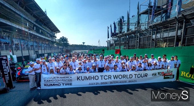 '2024 중남미 금호 딜러 컨벤션(KUMHO Dealer Convention)' 행사에 참여한 딜러들이 금호타이어 관계자들과 기념촬영을 하고 있다/사진=금호타이어 제공.