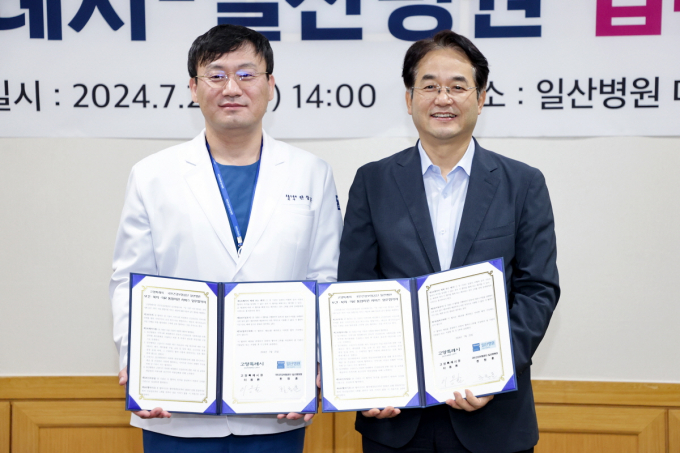 이동환 고양시장(오른쪽)과 한창훈 일산병원장(왼쪽)이 25일 '보건·복지·의료 통합서비스 제공'업무협약을 맺고 사진촬영을 하고 있다. /사진제공=고양시