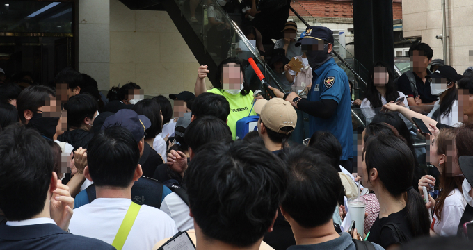티몬이 환불 접수를 받기 시작하면서 소비자들이 환불 방식에 대해 혼란을 겪고 있다. 26일 오전 서울 강남구 티몬 신사옥에서 소비자들이 대기하고 있다. /사진=임한별 기자