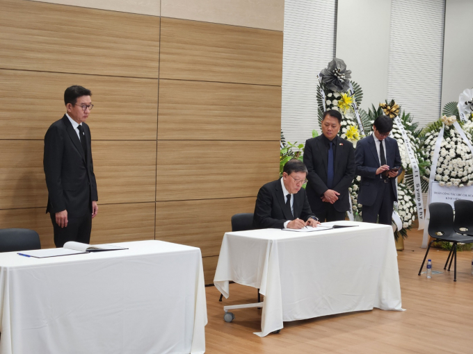 허태수 GS그룹 회장 일행이 26일 오전 주한 베트남 대사관을 찾아 고 응우옌 푸 쫑 베트남 공산당 서기장을 조문하고 애도의 뜻을 전달했다. /사진=GS