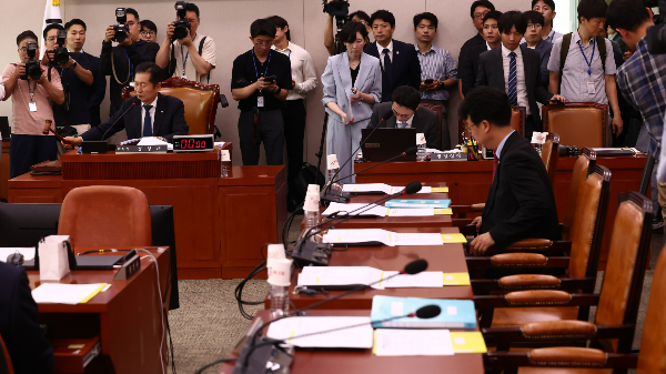 정청래 국회 법제사법워원장이 윤석열 대통령 탄핵 청원 청문회에 불참한 증인들에 대해 사법 조치를 취할 것이라고 밝혔다. 시잔은 26일 서울 여의도 국회에서 열린 법제사법위원회 제5차 전체회의에 참석한 정청래 법제사회위원장.  /사진=뉴스1 