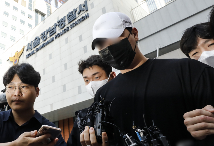 마약에 취한 채 롤스로이스를 몰다 행인을 치고 달아난 이른바 '압구정 롤스로이스 사건'의 가해자 형량이 2심에서 절반으로 감형됐다. 사진은 지난해 8월 서울 강남구 강남경찰서에서 호송차로 향한 롤스로이스 운전자. /사진=뉴스1