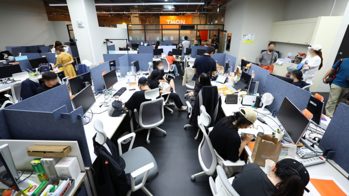 티메프(티몬·위메프) 정산 지연 사태 피해자들이 본사 건물에 난입해 티메프의 컴퓨터 등을 챙겨간 행위가 형사적으로 문제될 수 있다는 지적이 나왔다. 25일 오후 피해자들이 서울 강남구 티몬 신사옥 내부로 진입해 사무실을 점거하고 있다. /사진=뉴시스