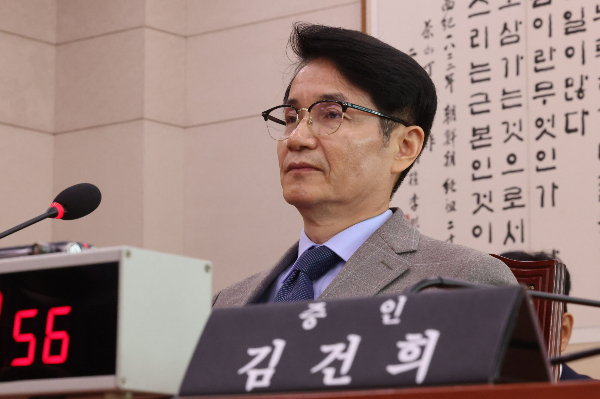 윤석열 대통령 탄핵청원 청문회에 증인으로 나선 최재영 목사가 김건희 여사의 국정농단을 집중 조명하겠다고 밝혔다. 사진은 26일 오전 서울 여의도 국회에서 열린 윤석열 대통령 탄핵청원 청문회에 나선 최재영 목사 /사진=뉴시스   