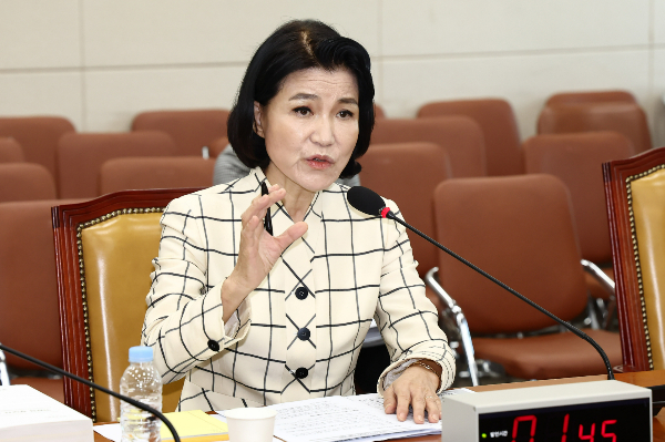 이진숙 방송통신위원장 후보자가 법인카드 사적 유용 의혹에 대해 억울하다는 입장을 표명했다. 사진은 26일 서울 여의도 국회 과학기술정보방송통신위원회에서 열린 인사청문회에 출석해 질의에 답변하는 이진숙 후보자. /사진=뉴스1