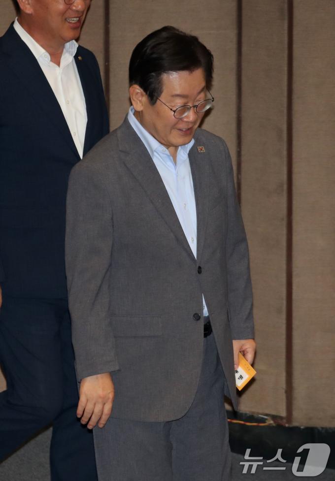 [사진] 투표 용지 든 이재명 전 대표