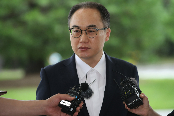  '김건희 여사 명품백 수수' 의혹을 수사중인 검찰이 명품백 실물을 확보한 것으로 알려지며 수사에 속도를 가할 것으로 보인다. 사진은 지난 20일 오전 서울 서초구 대검찰청으로 출근한 이원석 검찰총장. /사진=뉴스1