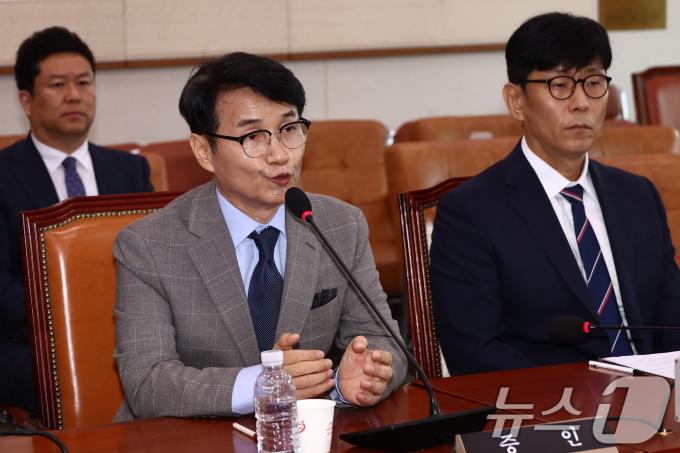 최재영 목사가 26일 오후 서울 여의도 국회에서 열린 법제사법위원회 제5차 전체회의 '윤석열 대통령 탄핵소추안 즉각 발의 요청에 관한 청원 관련 2차 청문회'에서 의원 질의에 답변하고 있다. 2024.7.26/뉴스1 ⓒ News1 김민지 기자