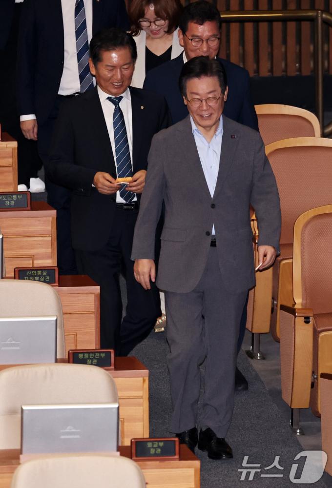 [사진] 투표 위해 이동하는 이재명·정청래
