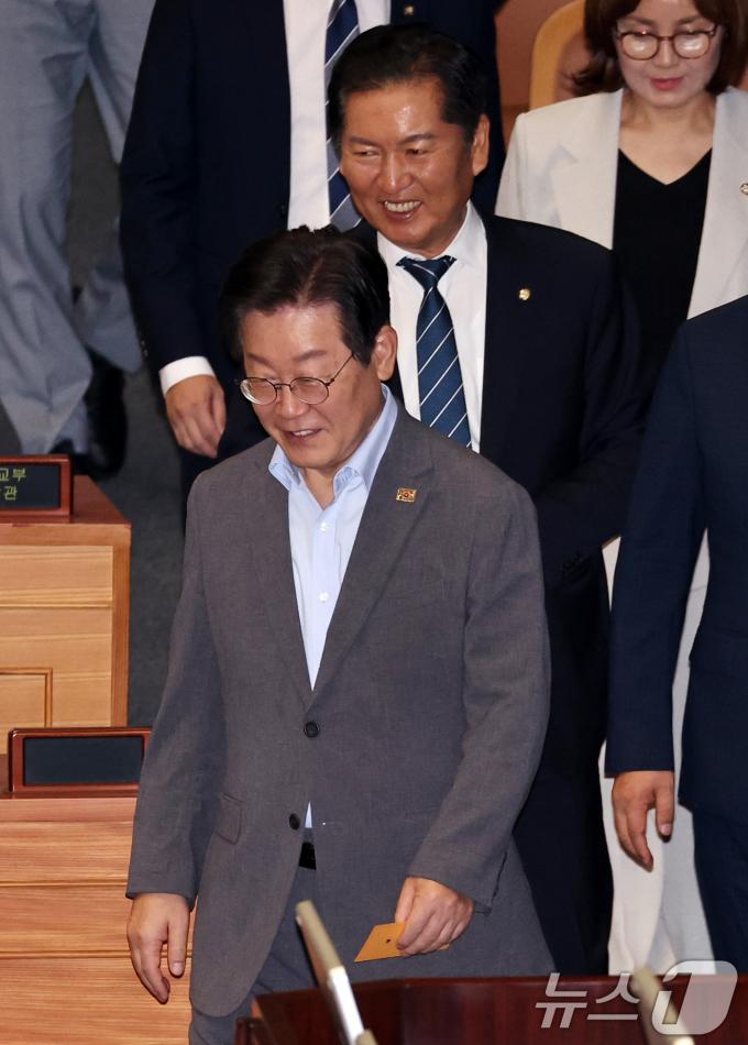 [사진] 이동하는 이재명과 정청래