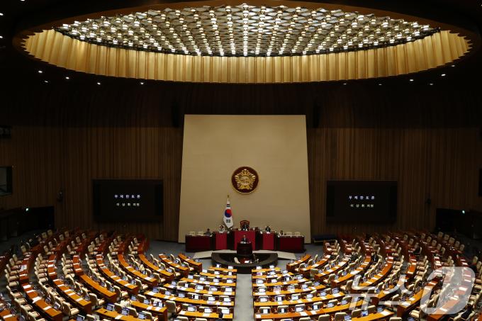 국민의힘 미디어특별위원회 위원장인 이상휘 의원이 26일 오전 서울 여의도 국회 본회의장에서 방통위법(방송통신위원회의 설치 및 운영에 관한 법률 일부개정법률안)에 반대하는 무제한 토론(필리버스터)을 하고 있다. 2024.7.26/뉴스1 ⓒ News1 김민지 기자