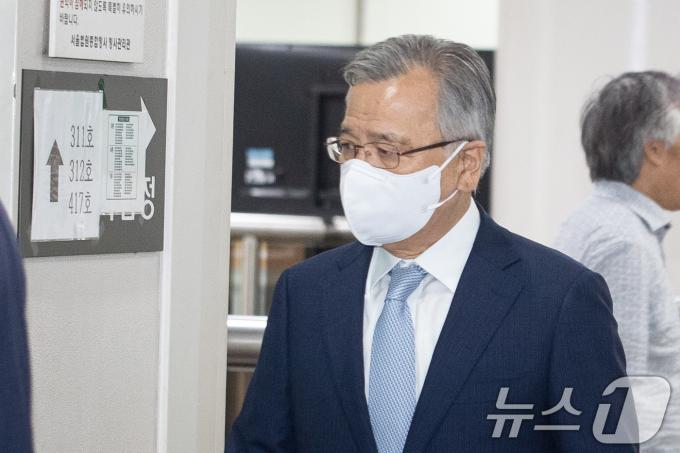 '가짜 수산업자'에게서 뇌물을 받은 혐의로 재판에 넘겨진 박영수 전 특별검사가 26일 서울 서초구 중앙지법에서 열린 부정척탁및금품등수수의금지에관한법률 위반 혐의 1심 선고기일에 출석하고 있다. 박 전 특검은 1심 징역 4개월, 집행유예 1년을 선고 받았다. 2024.7.26/뉴스1 ⓒ News1 유승관 기자
