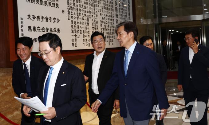 [사진] 여당 2차 필리버스터에 회의장 나오는 야당 의원들