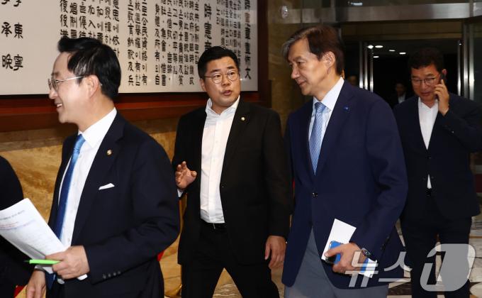 [사진] 여당 2차 필리버스터에 본회의장 나오는 박찬대·조국