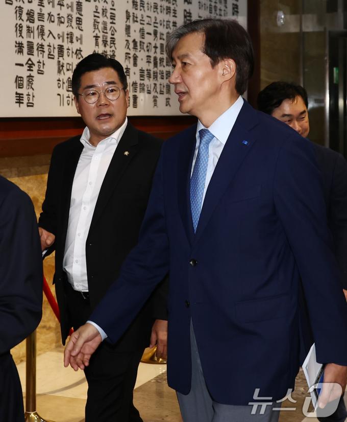 [사진] 2차 필리버스터에 본회의장 나오는 박찬대·조국