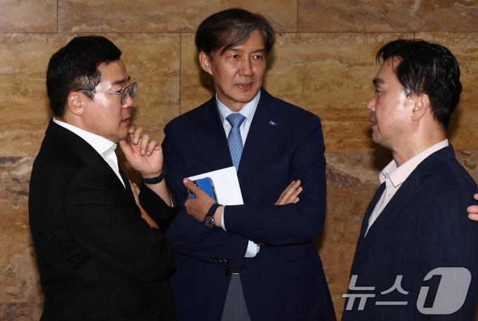 [사진] 본회의장 나온 박찬대·조국