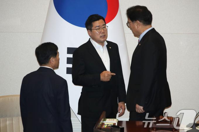 [사진] 우원식-박찬대 '본회의장 대화'