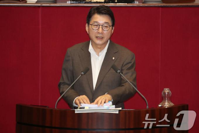 [사진] 신동욱 의원, 방송법 개정안 관련 필리버스터 시작