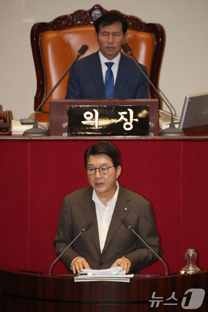 [사진] 무제한 토론 시작한 신동욱 의원