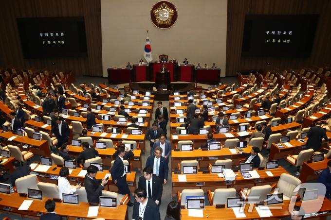 [사진] 무제한토론에 본회의장 나가는 민주당 의원들