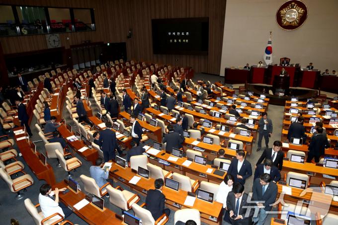 [사진] 국힘 필리버스터 시작, 본회의장 나가는 민주당