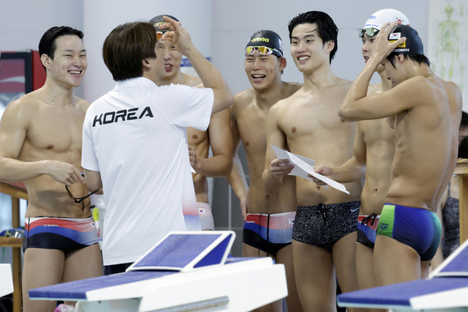 대한수영연맹이 2024 파리하계올림픽에서 무더위로 이동에 어려움을 겪는 선수들을 위해 대표 선수들을 경기장 인근 호텔로 숙소를 옮겼다. 사진은 지난달 올림픽을 앞두고 국내에서 훈련중인 선수들. /사진=뉴시스   