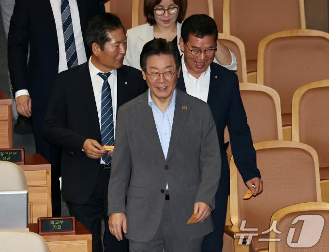 [사진] 투표 위해 이동하는 이재명