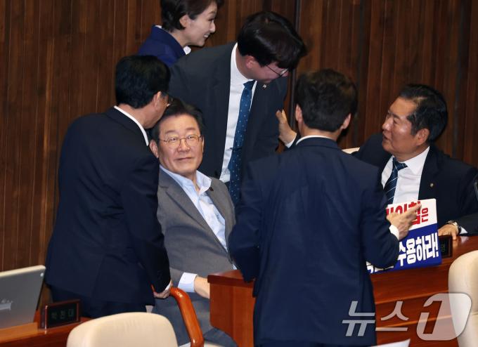 [사진] 본회의 참석한 이재명