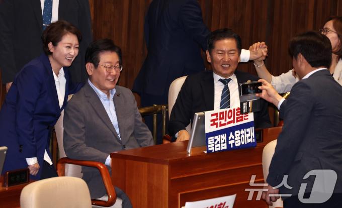 [사진] 함께 사진찍는 이재명·이언주