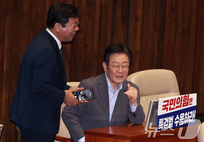 [사진] 대화 나누는 이재명·김승원