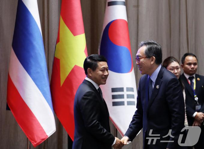 [사진] 라오스 외교장관과 악수하는 조태열 외교장관