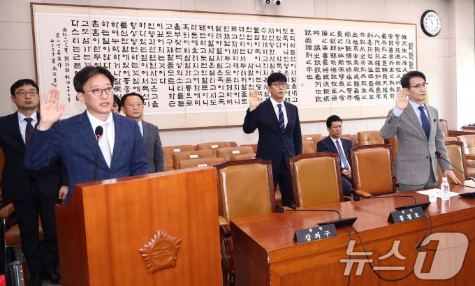 송창진 공수처차장 직무대행(왼쪽 두번째) 등 증인들이 26일 오전 서울 여의도 국회 법제사법위원회 전체회의장에서 열린 '윤석열 대통령 탄핵소추안 발의 요청' 국민동의 청원 관련 2차 청문회에 출석해 증인선서를 하고 있다. 오른쪽 첫번째는 최재영 목사. 2024.7.26/뉴스1 ⓒ News1 김민지 기자