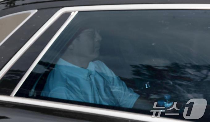 '도이치모터스 주가조작 의혹'과 '디올백 수수 의혹' 사건으로 윤석열 대통령의 부인 김건희 여사의 수사를 지시한 이창수 서울중앙지검 검사장이 지난 22일 오전 서울 서초구 서초동 서울중앙지방검찰청으로 출근하고 있다. /뉴스1 ⓒ News1 김성진 기자