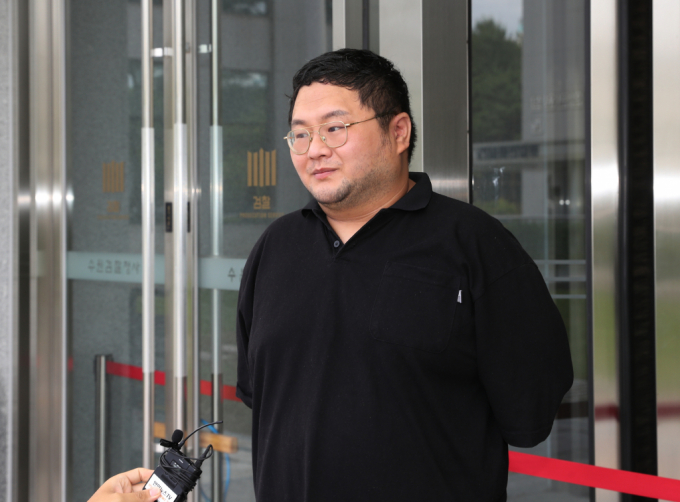 유튜버 쯔양을 협박해 돈을 갈취한 혐의를 받은 유튜버 구제역과 주작감별사가 구속됐다. 사진은 26일 영장실질심사를 받기 위해 수원지법에 도착해 취재진의 질문에 답하는 모습. /사진=뉴스1