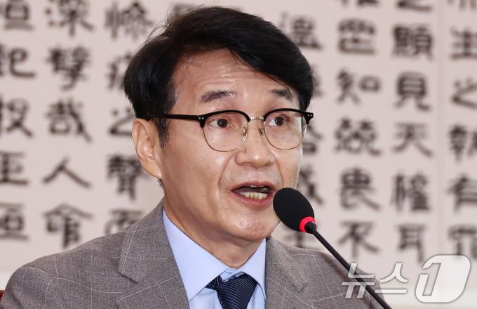 최재영 목사가 26일 오후 서울 여의도 국회에서 열린 법제사법위원회 제5차 전체회의 '윤석열 대통령 탄핵소추안 즉각 발의 요청에 관한 청원 관련 2차 청문회'에서 의원 질의에 답변하고 있다. 2024.7.26/뉴스1 ⓒ News1 김민지 기자