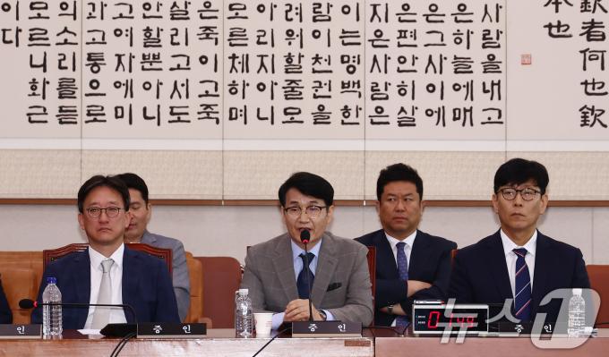최재영 목사(가운데)가 26일 오후 서울 여의도 국회에서 열린 법제사법위원회 제5차 전체회의 '윤석열 대통령 탄핵소추안 즉각 발의 요청에 관한 청원 관련 2차 청문회'에서 의원 질의에 답변하고 있다. 2024.7.26/뉴스1 ⓒ News1 김민지 기자