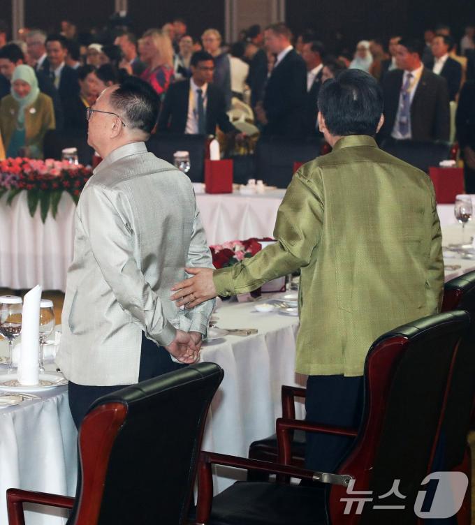 [사진] 눈길조차 주지 않는 北