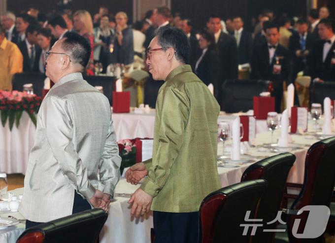 [사진] 눈길도 안주는 북한 대사