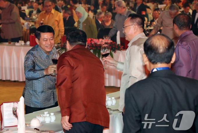 [사진] 남북 대화 패싱한 北 리영철, 라오스 외교장관과는 웃으며 건배