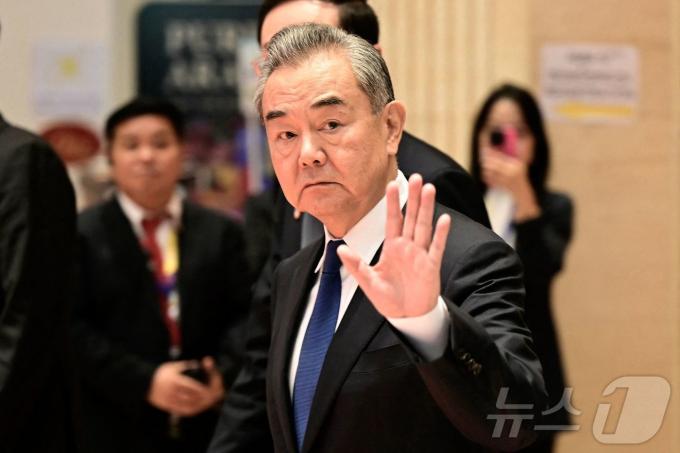 왕이 중국 외교부장이 25일 (현지시간) 라오스 비엔티안에서 열린 아세안(ASEAN) 외교장관 회의에 도착하며 인사를 하고 있다. 2024.07.26 ⓒ AFP=뉴스1 ⓒ News1 우동명 기자