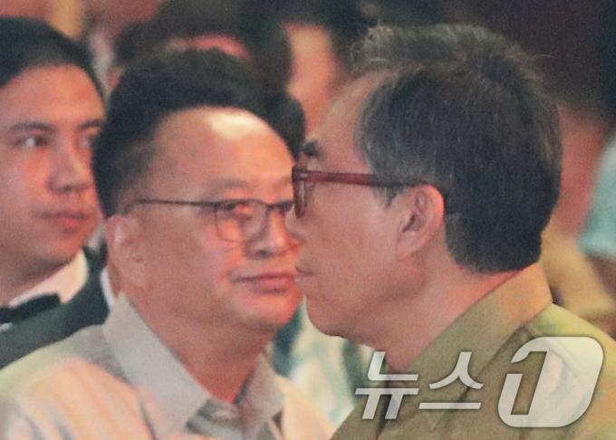 [사진] '흘깃' 지나치는 남과 북