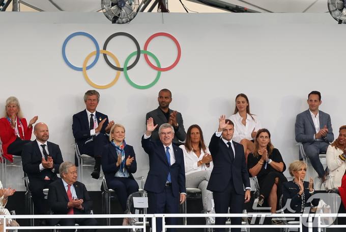 [사진] 마크롱 대통령·바흐 IOC 위원장 '파리올림픽 인사'