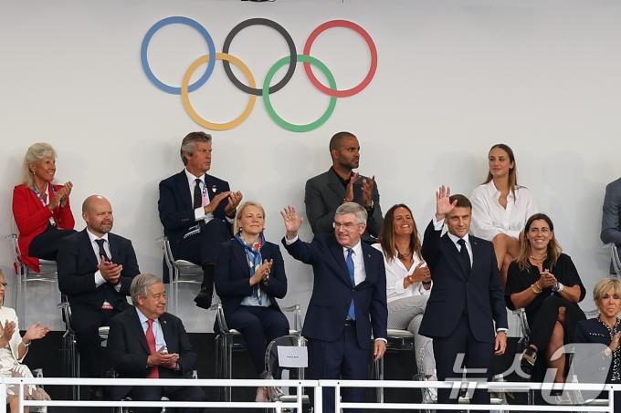 [사진] 인사하는 마크롱 대통령·토마스 바흐 IOC 위원장