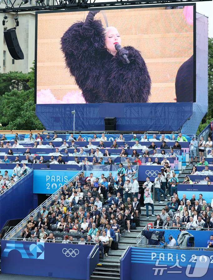 [사진] '깃털로 만든 내 것' 공연 펼치는 레이디 가가