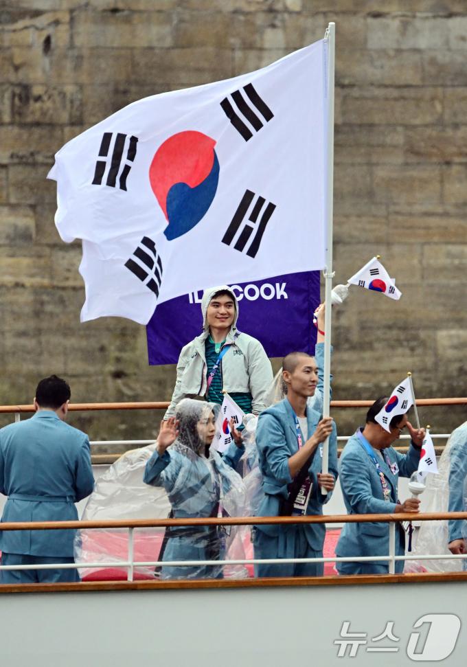 [사진] 태극기 손에 든 우상혁
